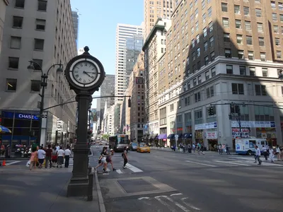 Пятая авеню 5 -й авеню самая известная улица в нью-йорке. Редакционное  Фотография - изображение насчитывающей магазин, манхэттен: 181973752