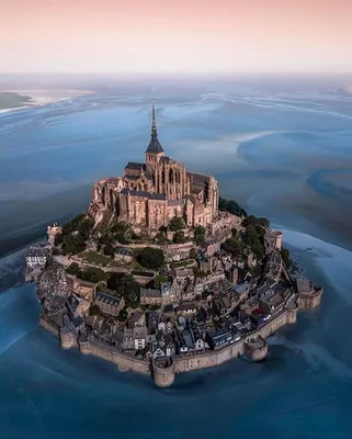 Какую зловещую тайну хранит готическое аббатство-остров во Франции, куда  доберется не каждый