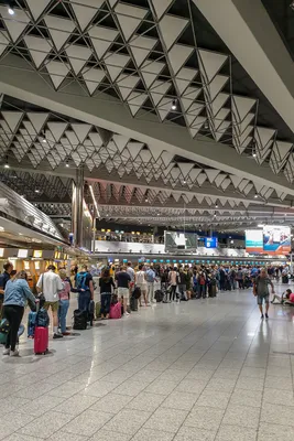 File:Flughafen-Fernbahnsteig Fahrstuhl-Frankfurt am Main.JPG - Wikimedia  Commons