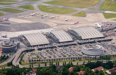 Мужчина с оружием проник на территорию аэропорта Гамбурга, в заложниках у  него ребенок
