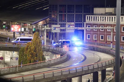 Bild: Прорвавшийся в аэропорт Гамбурга открыл стрельбу, с ним два ребенка
