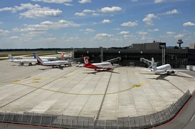 File:Hannover Airport Vorfeldseitig (02).jpg - Wikimedia Commons
