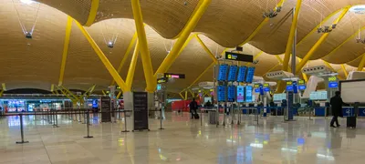 Madrid barajas airport terminal by richard rogers hi-res stock photography  and images - Alamy