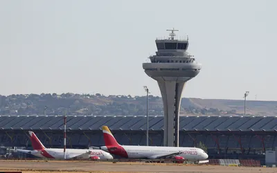 Аэропорт Мадрида барахас Испании. Терминал T4. Стоковое Фото - изображение  насчитывающей мадрид, авиапорты: 177183778
