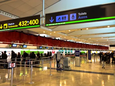Аэропорт Мадрид-барахас редакционное стоковое изображение. изображение  насчитывающей испанско - 197211109