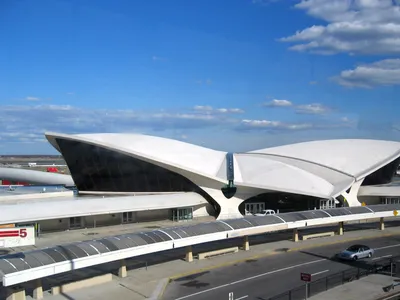 Главный аэропорт Нью-Йорка ограничивает прием рейсов, чтобы отправить  больше пассажиров: читать на Golos.ua