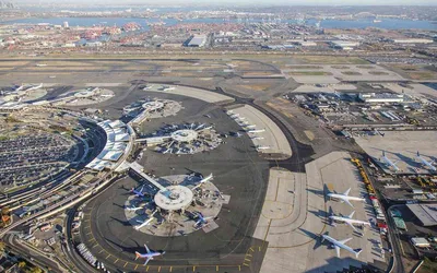 Нью-Йорк, 19 ноября: Скриншоты, показывающие рейсы в 4-м терминале  международного аэропорта Нью-Йорка Редакционное Изображение - изображение  насчитывающей пассажир, перемещение: 165676430