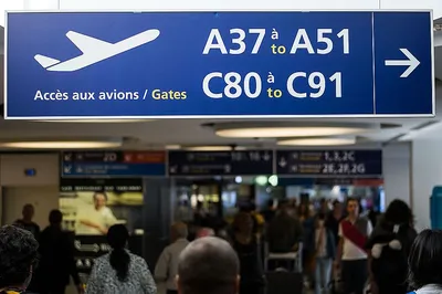 Крупный аэропорт 2 Парижа Шарль де Голль Редакционное Фото - изображение  насчитывающей международно, авиапорты: 129730366