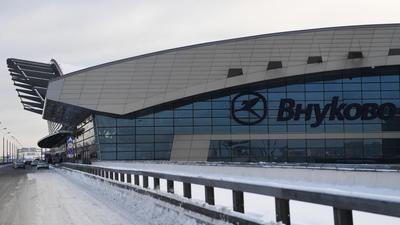 В день рекордного снегопада Международный аэропорт Внуково работал штатно |  Международный аэропорт Внуково