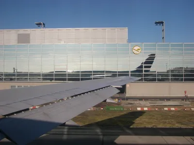 Двор терминала 1 аэропорта Франкфурта-на-Майне