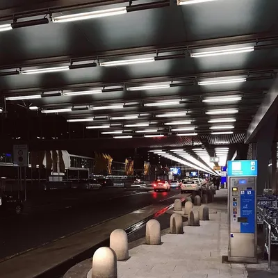 ФРАНКФУРТ - SEP 11: Международный Аэропорт Франкфурт-на-Терминал 2 Здание.  11 Сентября 2015 Во Франкфурте-на-Майне, Германия Фотография, картинки,  изображения и сток-фотография без роялти. Image 45638738