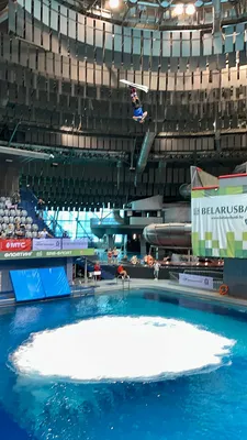Кубанские фристайлистки на тренировках прыгают на лыжах с водного трамплина  в бассейн