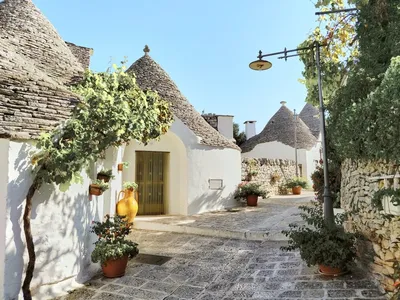 See hobbit-like trulli houses in Puglia, Italy