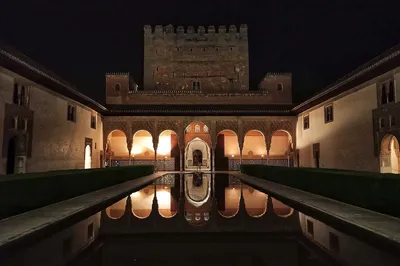 Alhambra: The Ultimate Moorish Architecture : Battered Suitcase