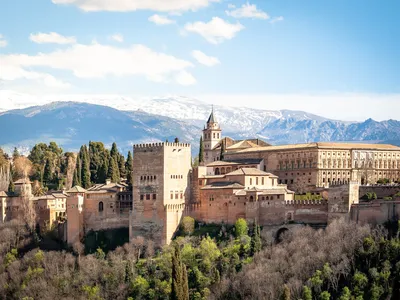 Вид На Дворец Альгамбра В Гранаде Испания В Европе — стоковые фотографии и  другие картинки Альгамбра - Испания - iStock