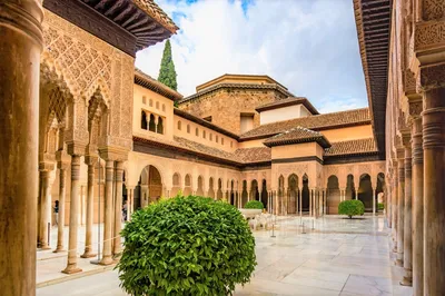 Загоренный арабский дворец Альгамбра в Гранаде, Испании Стоковое  Изображение - изображение насчитывающей испания, анданте: 89508849