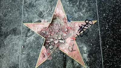 Настоящая Аллея звёзд в Голливуде попала на видео: с мусором