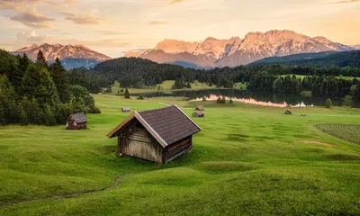 Железнодорожные Пути Вдоль Зеленых Полей Горах Баварские Альпы Заднем Плане  стоковое фото ©PantherMediaSeller 339203304