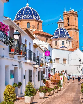 Altea, Spain 🇪🇸 Nice white village on the coast of Alicante. This blue  dome and its streets that lead to the sea make it… | Spain, Marbella old  town, Spain travel