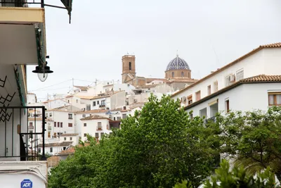 Живописная узкая улица в белой деревне Altea, Аликанте, Испании Стоковое  Изображение - изображение насчитывающей испанско, экстерьер: 125859453