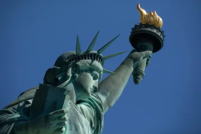 Статуя свободы в Нью-Йорке американский символ Стоковое Фото - изображение  насчитывающей медь, море: 148859908