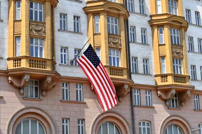 В Москве у посольства США оставили подарок: В чисто русском стиле