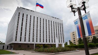 Посольство США в Москве украсила проекция флага Советского Союза - ANNA NEWS