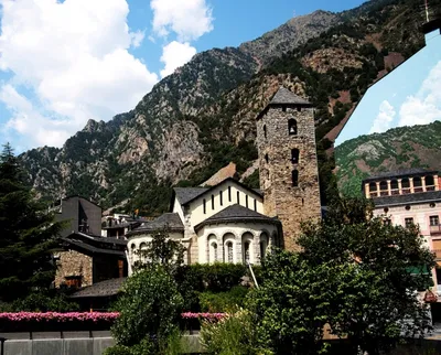 Княжество Андорра — маленькая сказочная страна, затерянная в сердце  Пиренейских гор, на границе Испании и Франции. Коренные андоррцы происходят  от каталонских крестьян, заселивших в древности горные долины. Официальный  язык — каталанский Andorra
