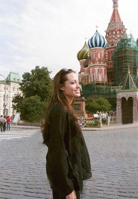 🪆 Архивные фото: Анджелина Джоли на Красной площади в Москве! было время  💔 | ВКонтакте