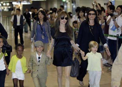 Посмотрите на редкий выход Анджелины Джоли вместе с детьми | Glamour