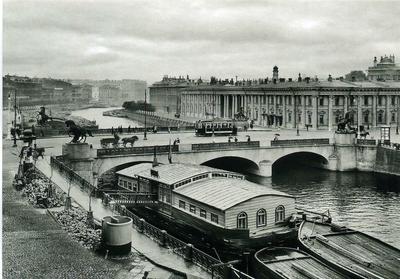 Водная прогулка с видом на Аничков мост