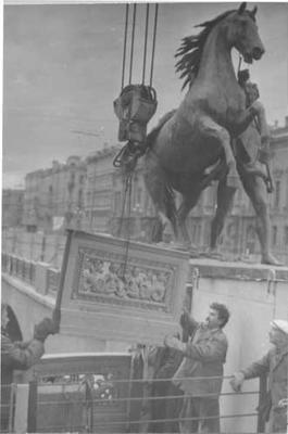 Файл:Клодтовы кони Аничкова моста в Санкт-Петербурге Вторая композиция.jpg  — Википедия