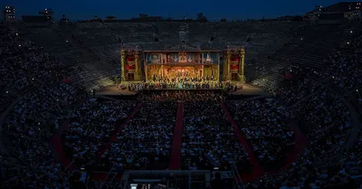 Верона, Италия - Около Мая 2014: Известный Арена Ди Верона, Италия, Около  2014 Мая Построен Римлянами В 1 Веке Нашей Эры, Арена Известна Во Всем Мире  Для Крупномасштабных Оперных Спектаклей По-прежнему Уделяется