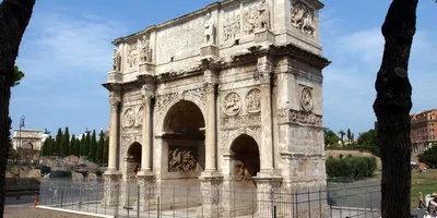 Арка Константина триумфальная арка в Риме, расположенная между Колизеем и  Палатин Хилл Редакционное Стоковое Изображение - изображение насчитывающей  историческо, константин: 157281209