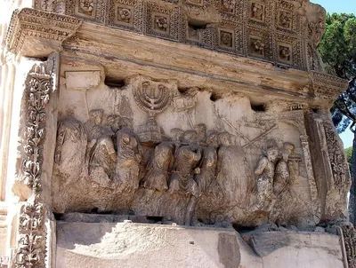 В Риме в поддержку Израиля подсветили Триумфальную арку Тита
