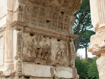 В Риме в поддержку Израиля подсветили Триумфальную арку Тита