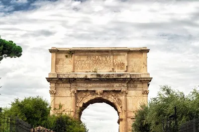 Арка тита в синий час на римском форуме в риме | Премиум Фото