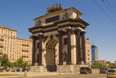 Украшение Триумфальной Арки в Москве архитектурно-художественной подсветкой