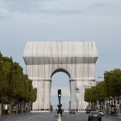Упакованная Триумфальная арка в Париже | AD Magazine