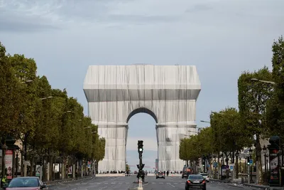 Упакованная Триумфальная арка в Париже | AD Magazine