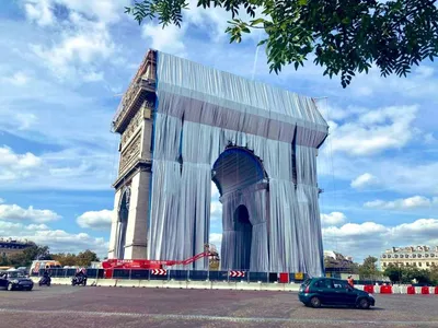 В Париже состоялось открытие инсталляции \"Триумфальная арка в обертке\" -  РИА Новости, 16.09.2021