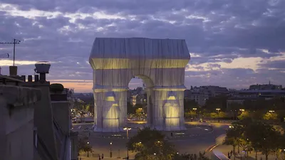 Париж - Триумфальная арка - скандальный арт-объект - ленд-арт
