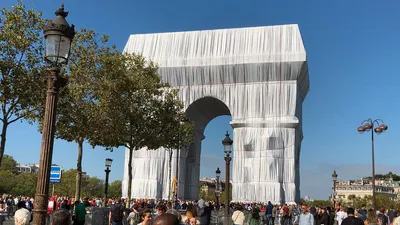 В Париже начали показывать упакованную Триумфальную арку – Коммерсантъ