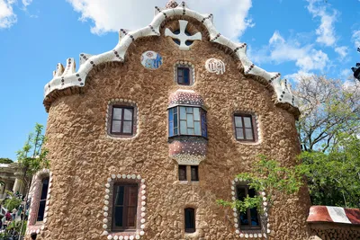 Отдых в Испании Барселона - Барселона – это город несравненных  архитектурных изысков, одна из столиц модерна. Творения Антонио Гауди  занимают в городском пространстве центральное место. Ммиллионы туристов  едут в Барселону, чтобы своими