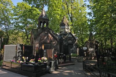 Армянское кладбище: королева бензоколонки, роковой треугольник и другие  истории