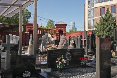 Представители ОВЦС и Общецерковной аспирантуры посетили Армянское кладбище  – один из старейших некрополей Москвы: новость ОВЦС