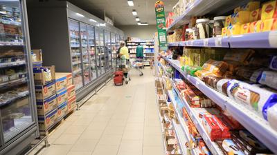 Москва, Россия 20022020 : Auchan супермаркет продукты в большом торговом  центре Редакционное Изображение - изображение насчитывающей экономия,  знамена: 179484625