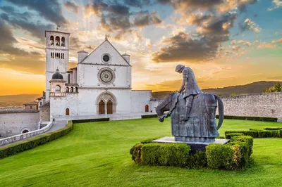 Фото «Ассизи. Портик - вход в Chiesa di Santa Maria sopra Minerva» из  фотогалереи «