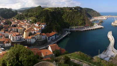 Побережье Llanes в солнечном дне Астурия Испания Редакционное Стоковое Фото  - изображение насчитывающей урбанско, дома: 60802618