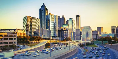 Атланта, Джорджия, США: центр города небоскрёб над автомагистралями  Стоковое Изображение - изображение насчитывающей межгосударственно,  рассвет: 158944335